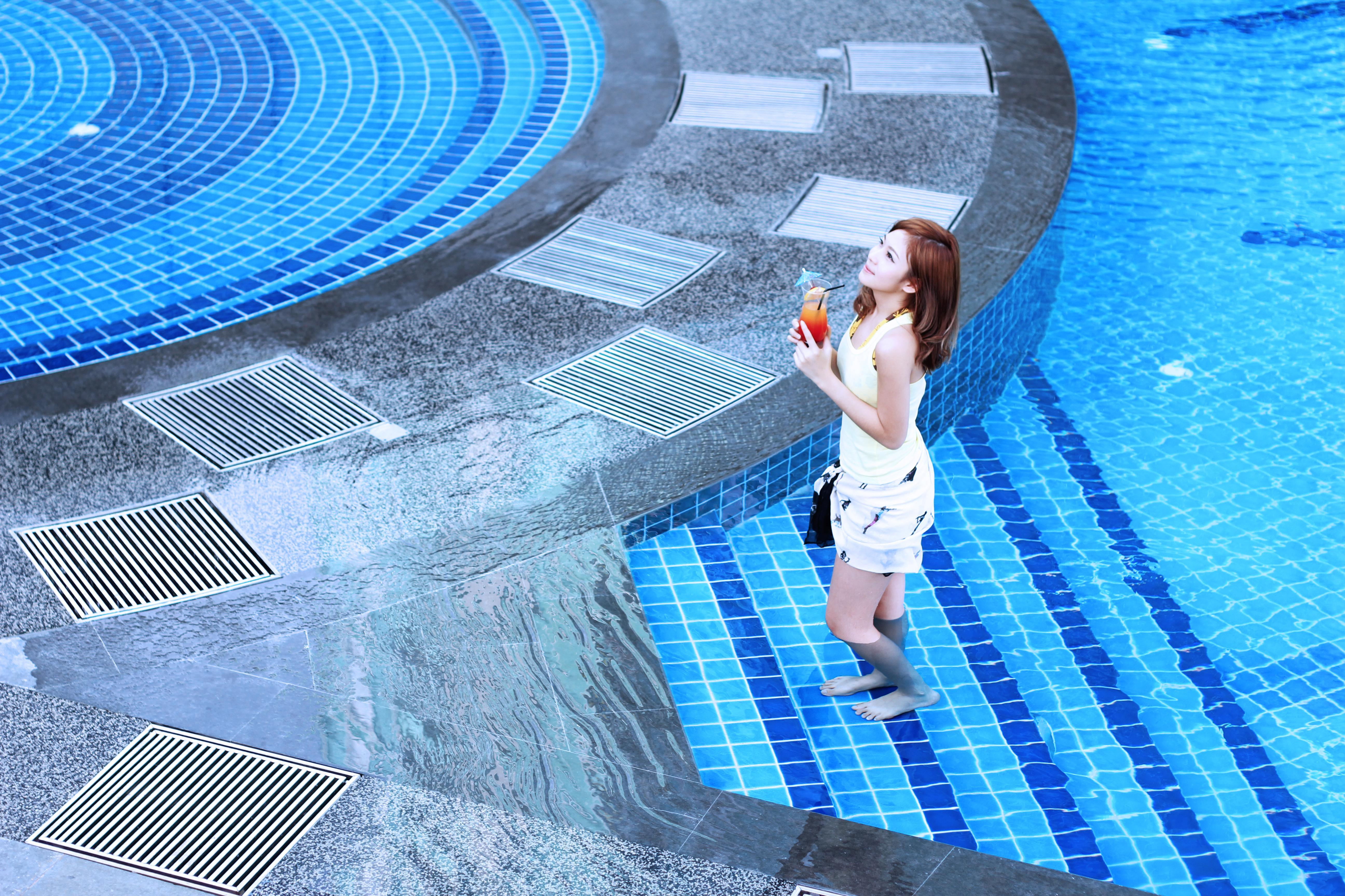 Ksl Hotel & Resort Johor Bahru Exterior photo A woman at the pool
